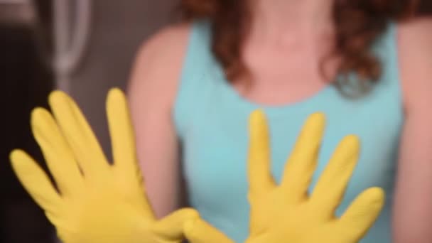 Uma Jovem Esbelta Lava Janelas Uma Casa Luvas Amarelas Usando — Vídeo de Stock