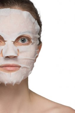 Güzel genç kadın bir yüz kozmetik maske üzerinde uygulama bir