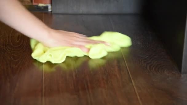 妇女带来秩序和清洁 并擦拭她的房子地板与黄色抹布 — 图库视频影像