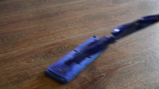 一个女人用蓝色拖把洗房子的地板 — 图库视频影像