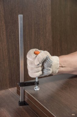 Eve bir matkap ve bir screwdri kullanarak bir ahşap dolap montaj