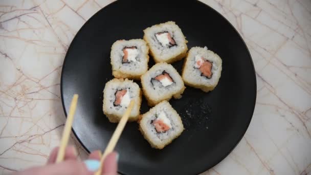 Människor Äter Japansk Mat Läckra Rullar Tas Med Träpinnar Och — Stockvideo