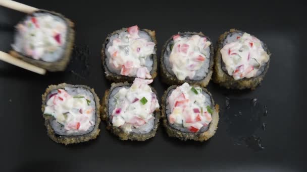 Gente Come Comida Japonesa Deliciosos Rollos Toman Con Palos Madera — Vídeos de Stock