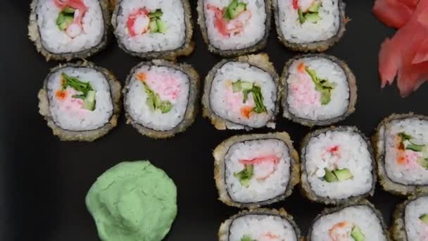 Japoński Żywności Bułeczki Wasabi Imbirem Różowy Czarnej Płycie — Wideo stockowe
