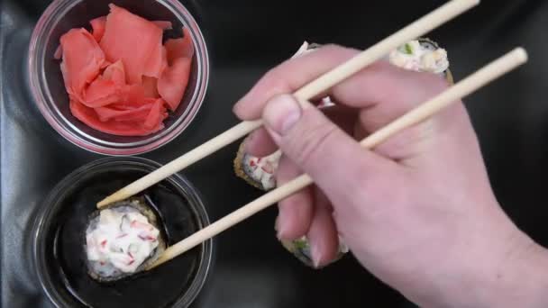 Люди Едят Японскую Еду Вкусные Булочки Берутся Деревянными Палочками Макают — стоковое видео