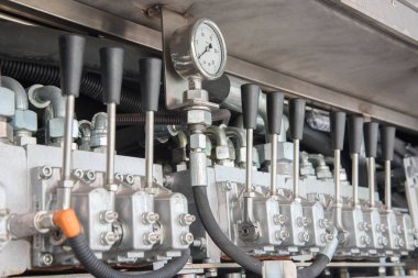 Bazı bölümleri nakliye cevheri için büyük bir arabadan Bel adı verilen
