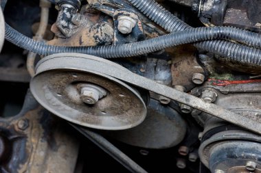 Bir araba başlık altında kirli bir dizel motor detayları