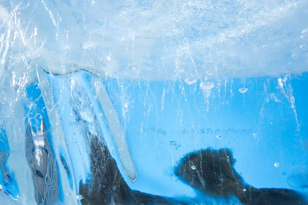 虹色で透明な冬の氷の美しい抽象的な青いテクスチャ — ストック写真