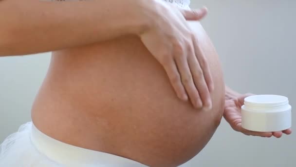 Zbliżenie Ciąży Młoda Dziewczyna Masuje Rozstępy Krem Jej Skórę Brzucha — Wideo stockowe