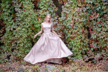 Sırtında uzun saçlı, güzel sarışın kız poz veriyor.