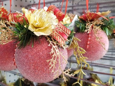 Tatil için güzel, parlak, kırmızı Noel baloları.