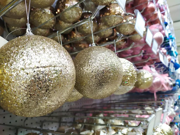 Detailní záběr krásné zlaté vánoční koule na dovolenou — Stock fotografie