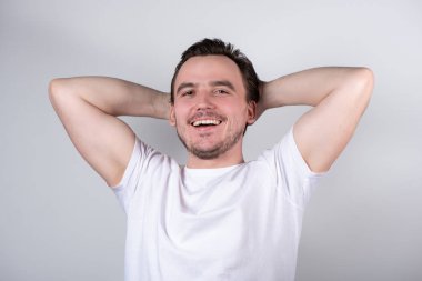 Beyaz t-shirt gülümseyen kıllar ile Yakışıklı adam