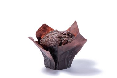 Beyaz arka plan üzerinde izole lezzetli çikolatalı kek.