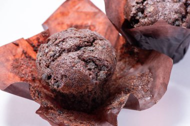 Beyaz arka plan üzerinde izole lezzetli çikolatalı kek.