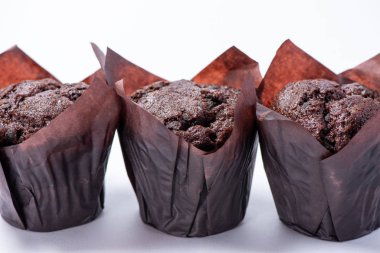 Beyaz arka plan üzerinde izole lezzetli çikolatalı kek.