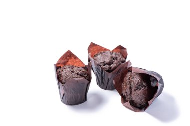 Beyaz arka plan üzerinde izole lezzetli çikolatalı kek.