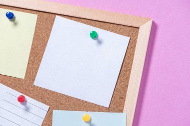Pembe bir sırt üzerinde düğmeleri üzerinde boş çarşaf ile notlar için Corkboard