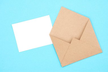 El işi kağıdından mavi arkaplanı boş bir zarf