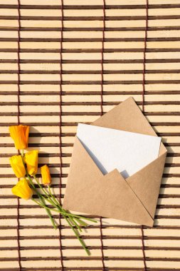 Zarf Kraft kağıt boş bir mesaj ile ve güzel 