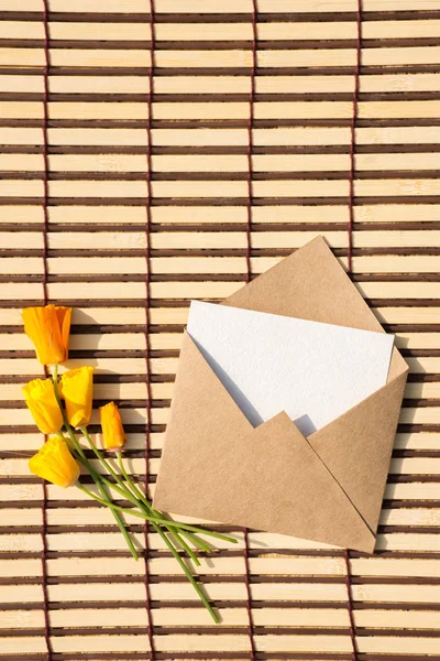 白紙のメッセージと美しいクラフト紙の封筒 — ストック写真