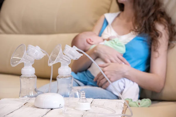 Uma Jovem Mãe Amamenta Seu Bebê Uma Bomba Mama Elétrica — Fotografia de Stock