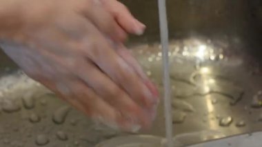 Bir kadın ellerini sabunla iyice yıkadı. Böylece koronavirüs enfeksiyonu kapmamış oldu.