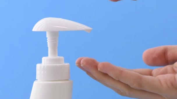 Mavi Arka Planda Ellerini Yıkamak Için Sıvı Şeffaf Sabunlu Bir — Stok video