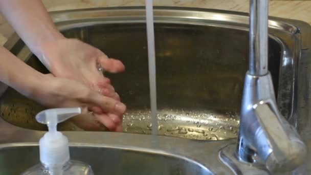 女性は徹底的に最高の方法で石鹸で彼女の手を洗ったようにコロナウイルスに感染しないように — ストック動画