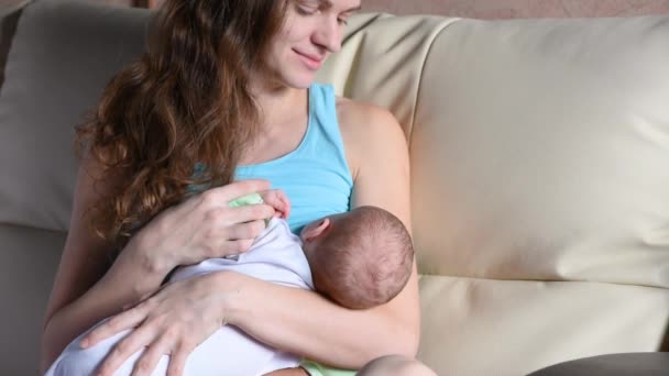 Jong Mooi Brunette Moeder Borstvoeding Een Baby Glimlachen Kijken Naar — Stockvideo