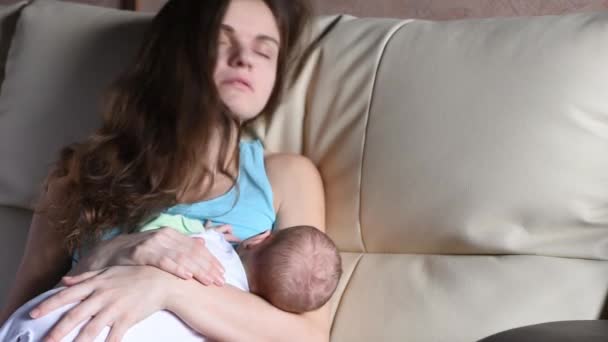 Jong Mooi Brunette Moeder Borstvoeding Een Baby Slaapt Van Vermoeidheid — Stockvideo