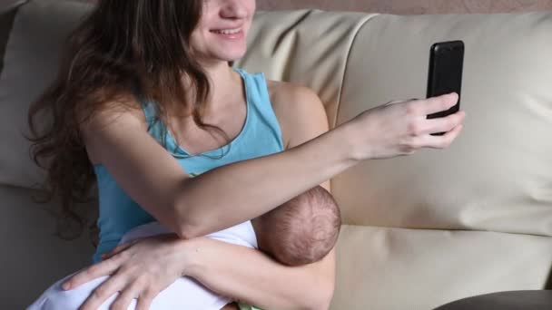 Jong Mooi Brunette Moeder Borstvoeding Een Baby Foto Zelf Telefoon — Stockvideo