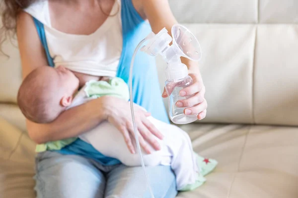 Young Mother Breastfeeds Her Baby Holds Hand Electric Breast Pump — Stock Photo, Image