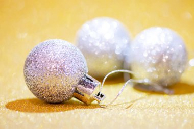 Güzel klasik Noel baloları oyuncakları yakın plan altın sarısı parıltılı arka plan