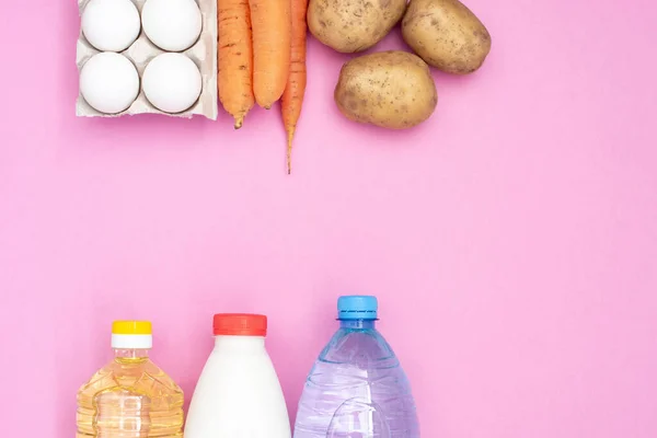 Mat Donation För Behövande Rosa Bakgrund Ovanifrån Potatis Morötter Vatten — Stockfoto