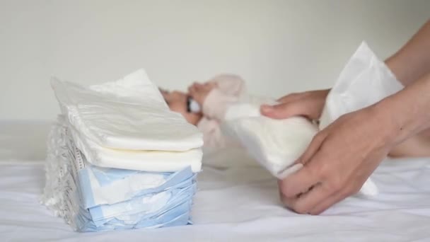 Una Giovane Madre Tiene Pannolino Bianco Pulito Tra Mani Guarda — Video Stock