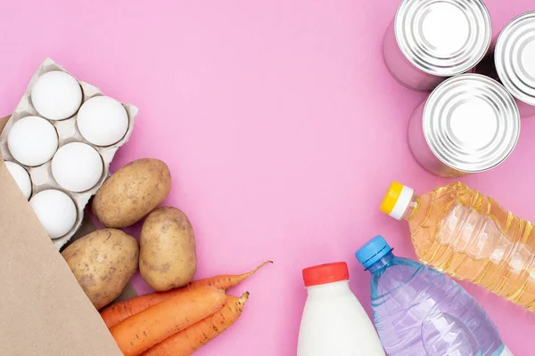 Mat Donation För Behövande Rosa Bakgrund Ovanifrån Potatis Morötter Vatten — Stockfoto