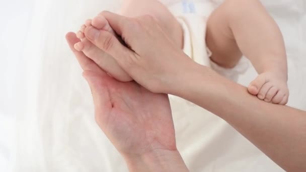Junge Mutter Massiert Ihr Neugeborenes Auf Einer Weißen Windel — Stockvideo