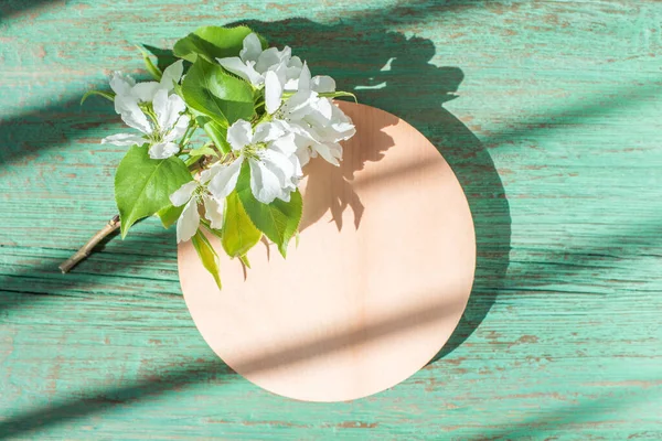 Weiße Birnenblüten Auf Einem Ast Auf Einem Grünen Holztisch Schönes — Stockfoto