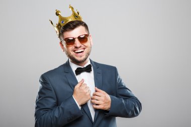 Taçlı adam gülüyor