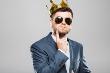 Taç adam düşünceli görünümlü