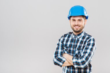 Kask bina mavi genç adam 