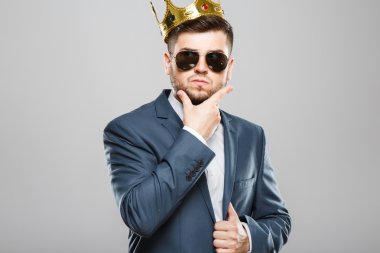 Taç ve güneş gözlüğü düşünceli adam