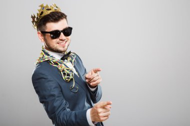 Taç içinde cool adam kamera işaret