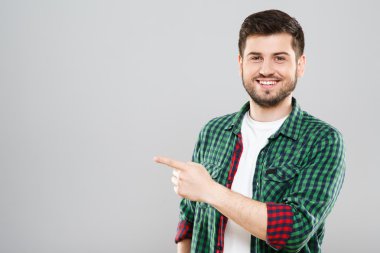 Yeşil li adam bir şeyi işaret eden tişörtü kontrol etti.