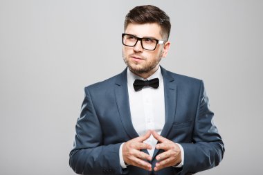 Şık genç adam bir şey hakkında düşünme