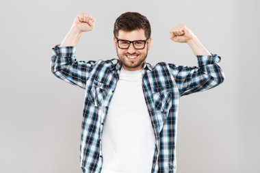 sıkışık yumruklarını olan adam