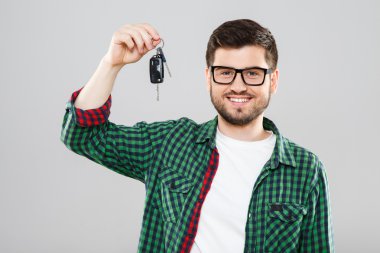 araba anahtarları tutan adam