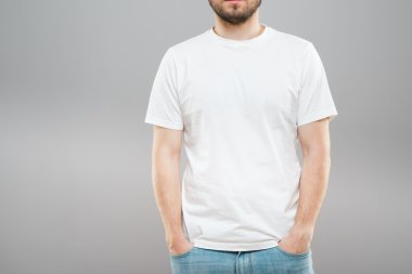 Beyaz t-shirt ve kot sakallı adam