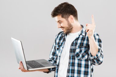 Adam dizüstü bilgisayar ile fikri vardır